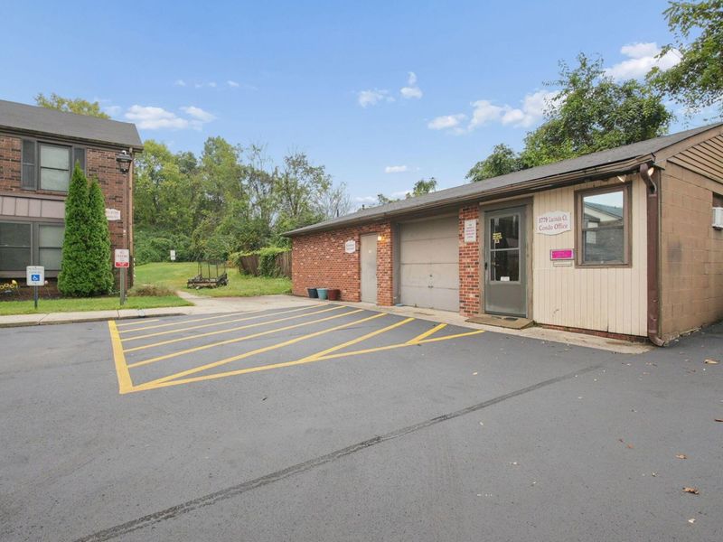 5844 Hallridge Circle , Unit B, Columbus, OH 43232 Photo 26