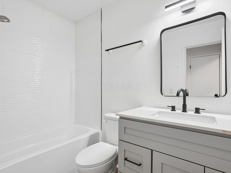 5844 Hallridge Circle , Unit B, Columbus, OH 43232 Photo 4