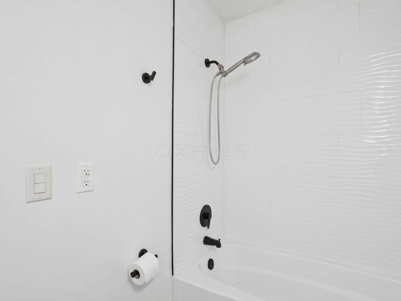 5844 Hallridge Circle , Unit B, Columbus, OH 43232 Photo 5