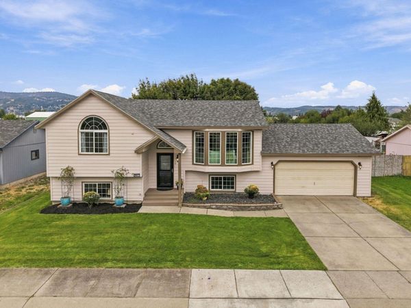 20017 E Grace Ln, Otis Orchards, WA 99027