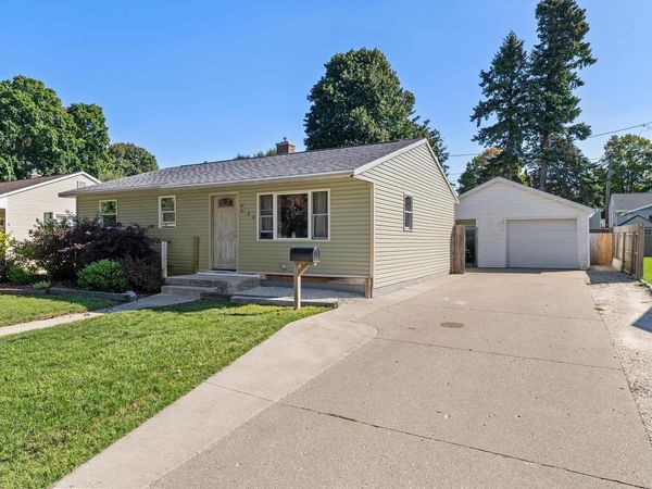 811 Schroeder DRIVE, Manitowoc, WI 54220