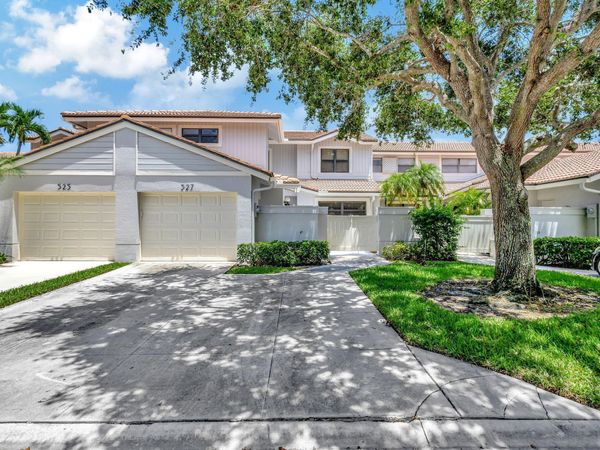 527 Prestwick Circle, Palm Beach Gardens, FL 33418