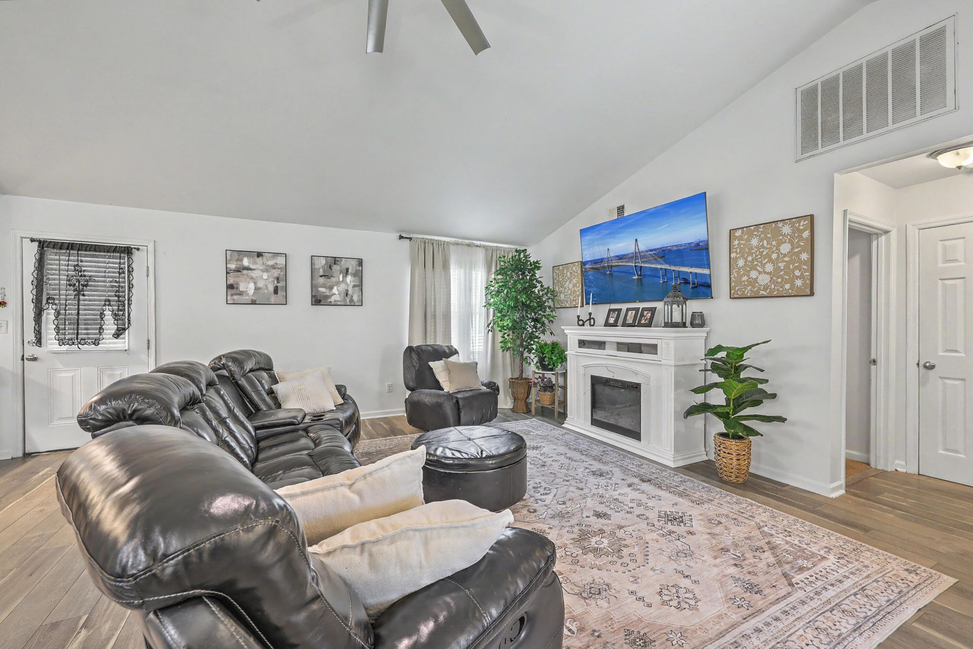 320 Harry Lane Photo 10