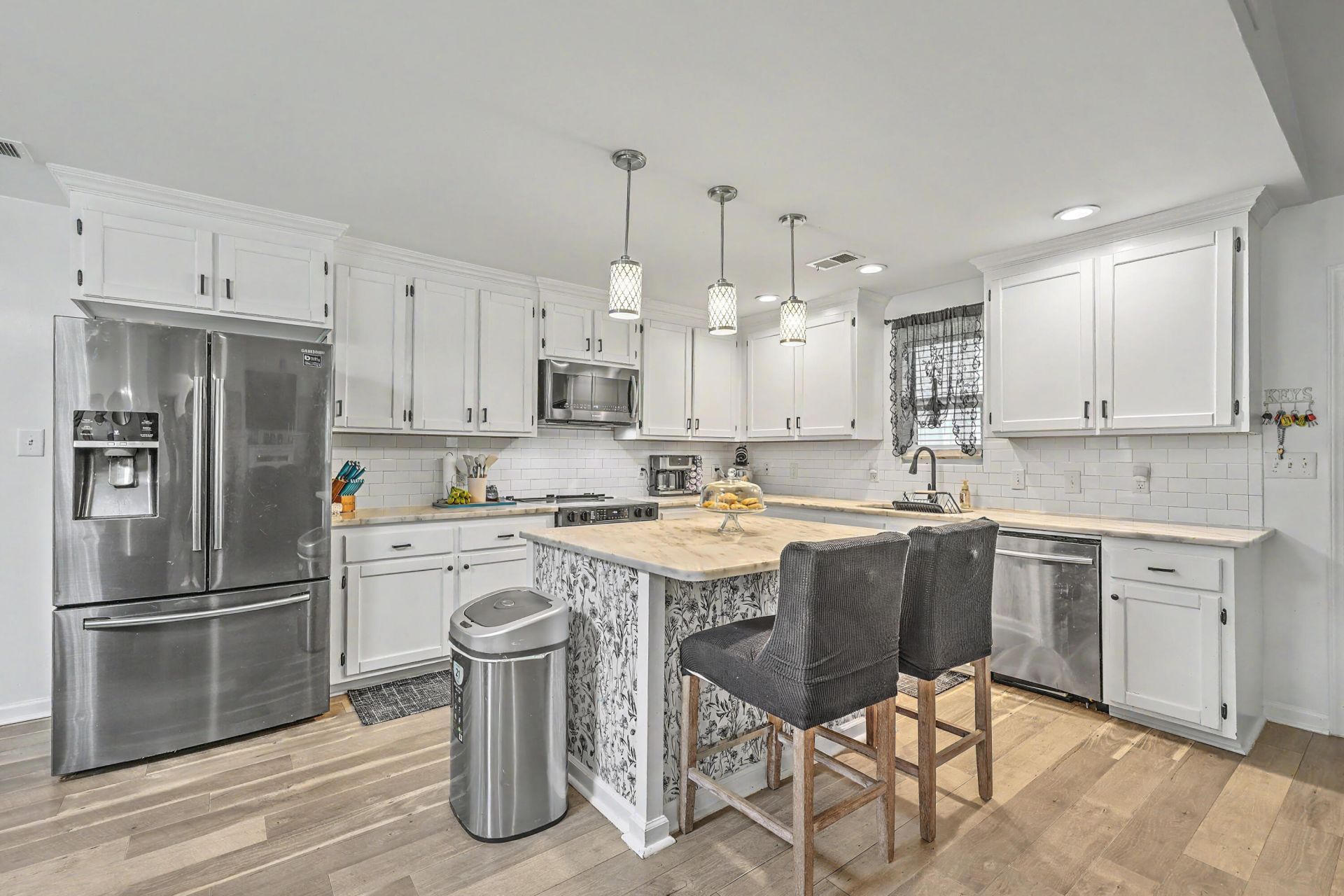 320 Harry Lane Photo 12
