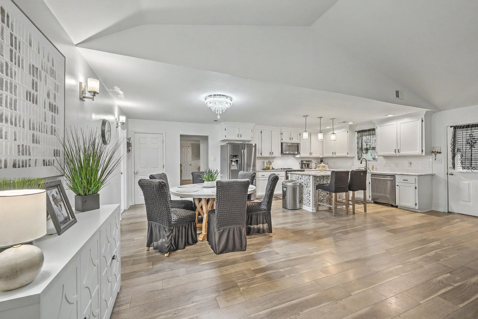 320 Harry Lane Photo 16