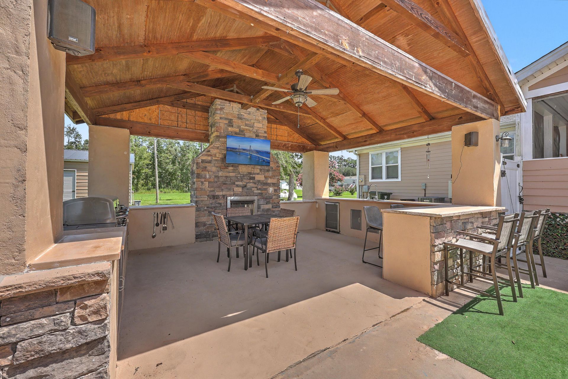 320 Harry Lane Photo 34