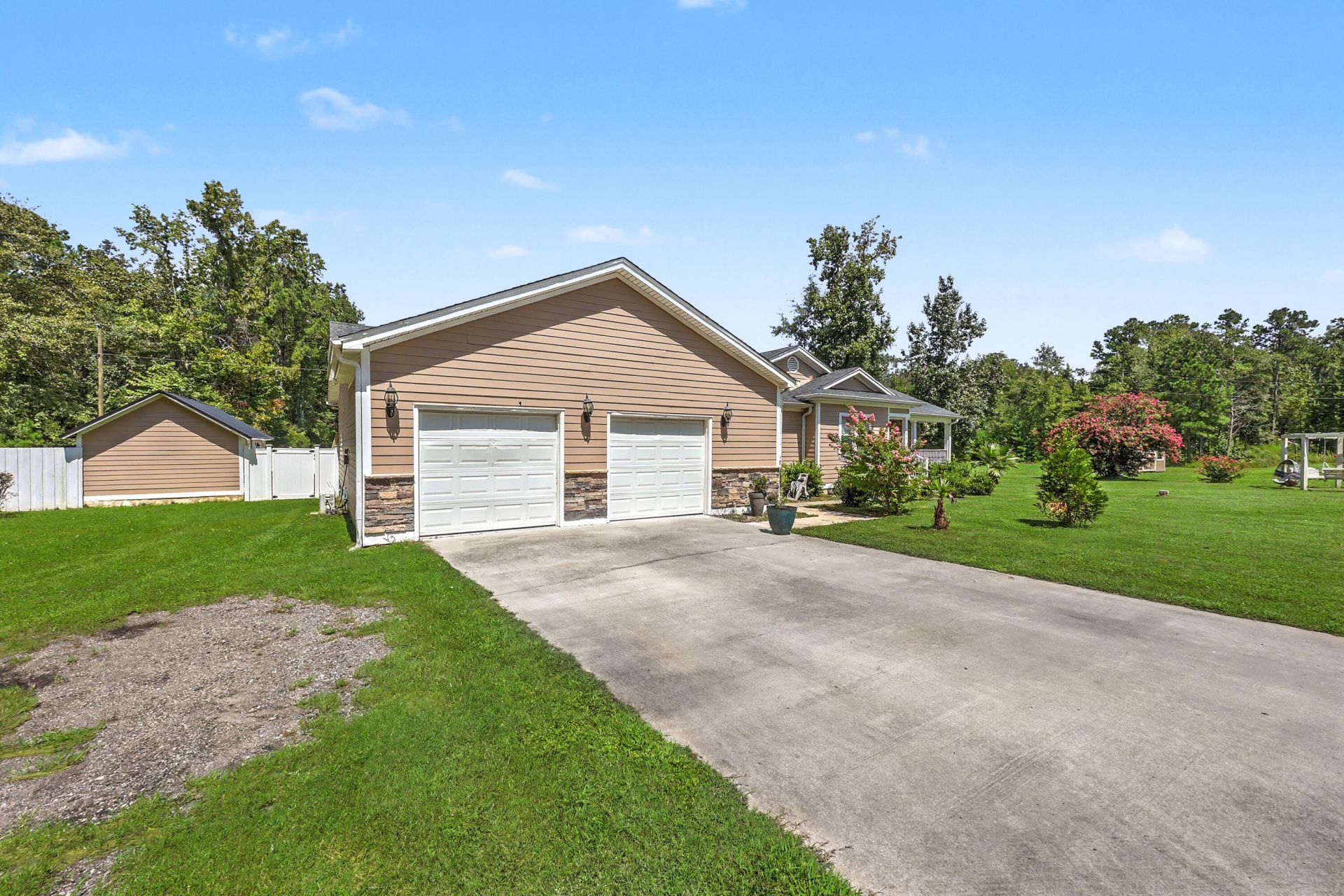 320 Harry Lane Photo 4