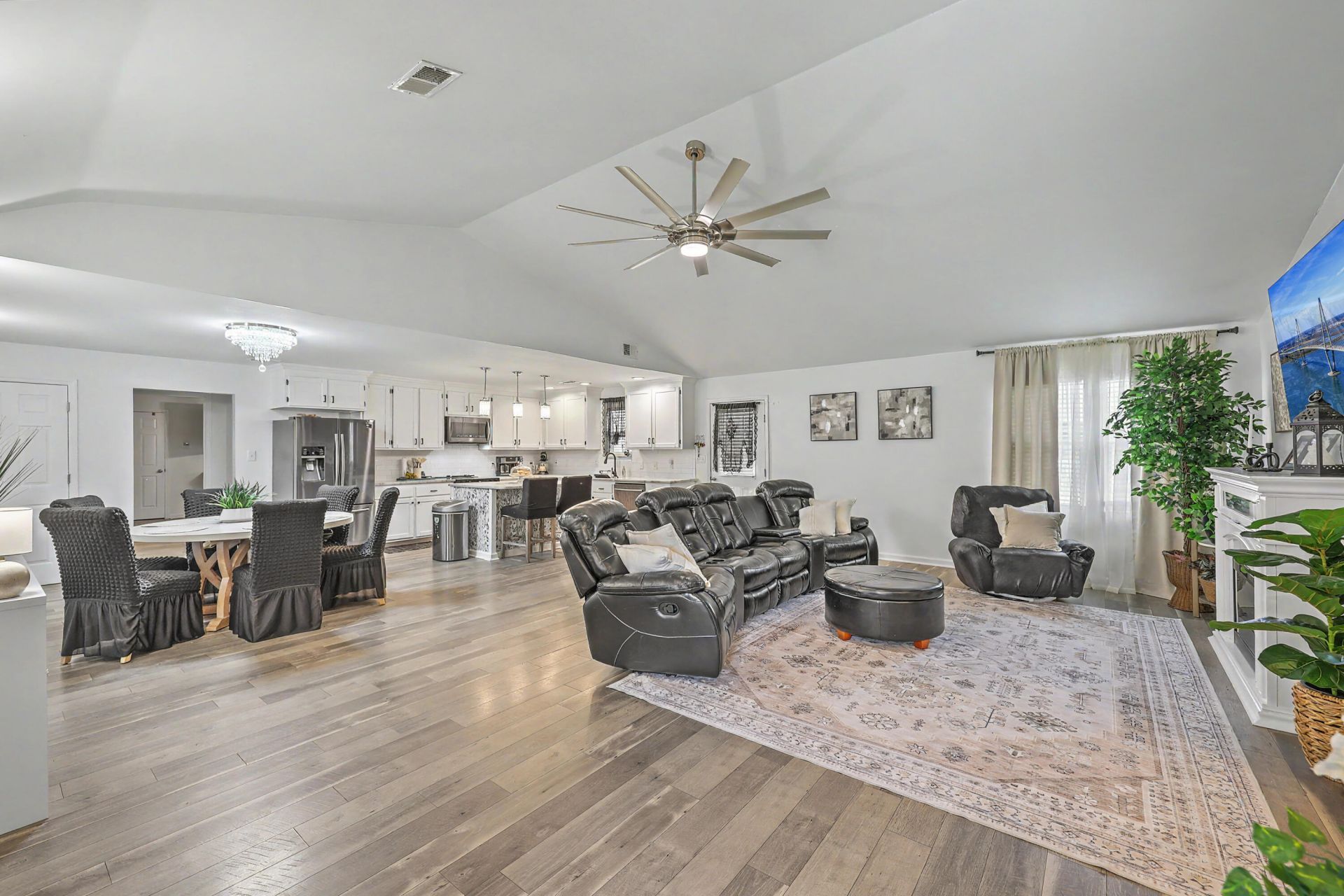 320 Harry Lane Photo 8