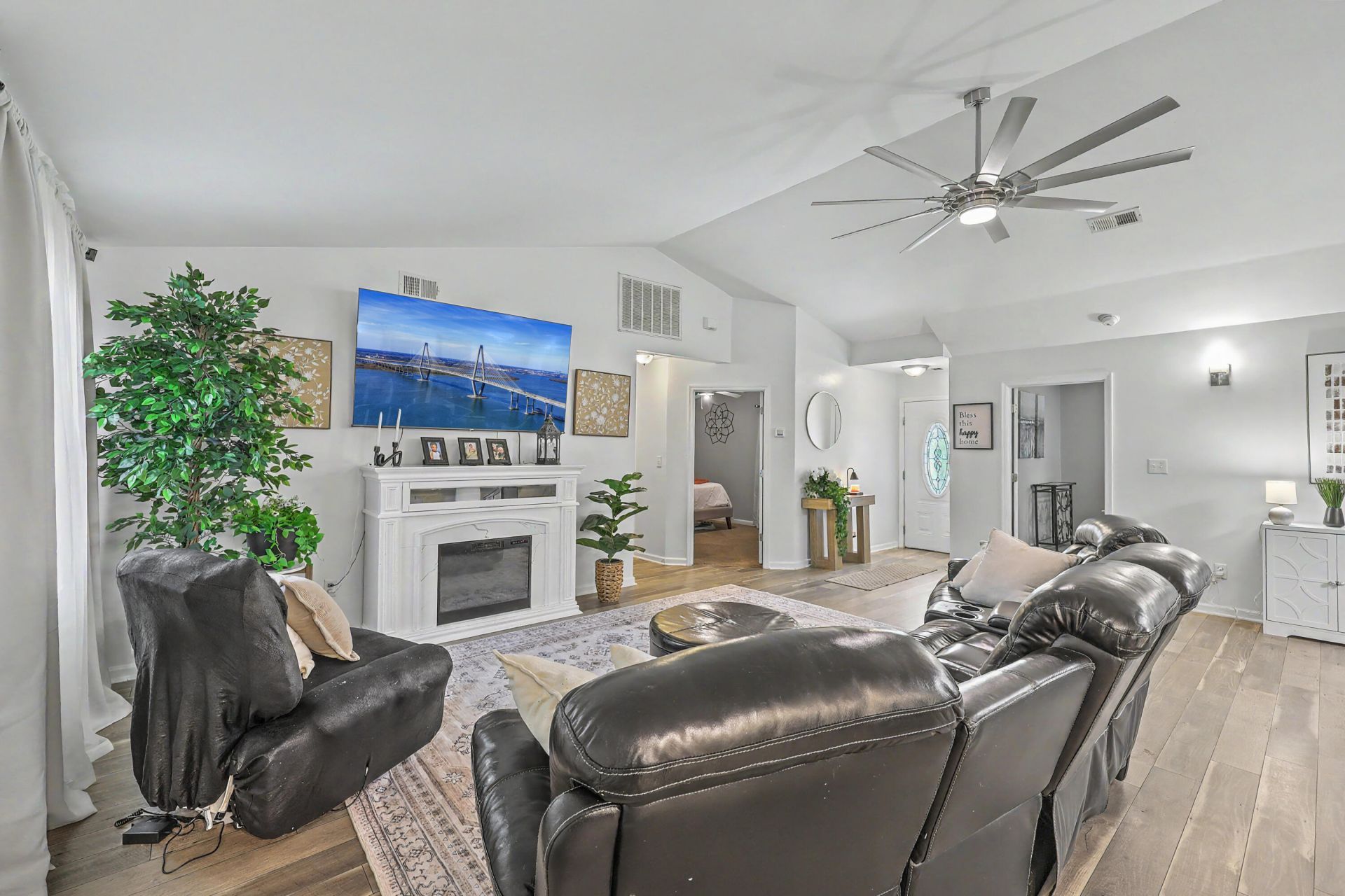 320 Harry Lane Photo 9