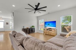 1560 Thoroughbred Boulevard photo 4
