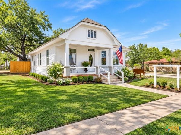 612 W Grand Avenue , Yoakum, TX 77995