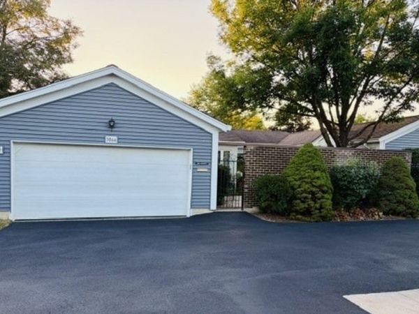 1066 Dartmouth Drive, Wheaton, IL 60189