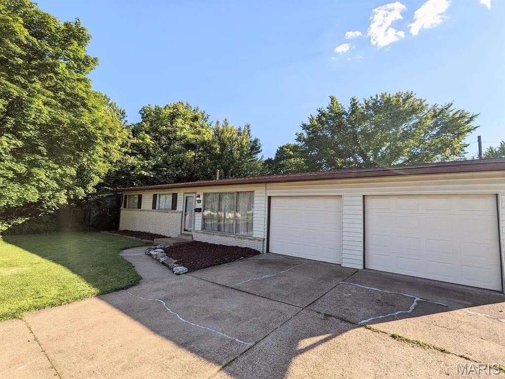 990 Florland Drive , Florissant, MO 63031 Main Photo