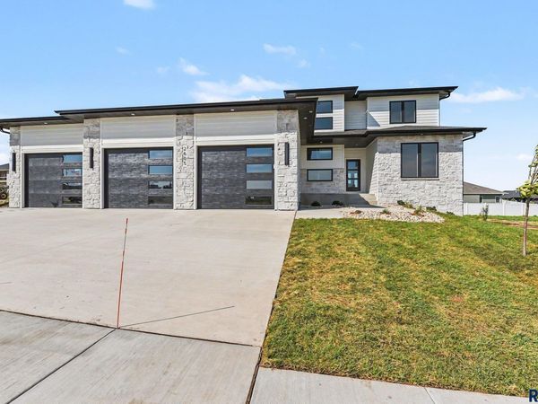 2605 S Maplewood Ave, Sioux Falls, SD 57110