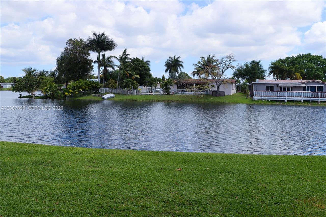 2001 NW 96th Ter, Unit 10J, Pembroke Pines, FL 33024 Photo