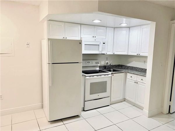 19455 NE 10 Avenue, Unit 2-121, North Miami Beach, FL 33179
