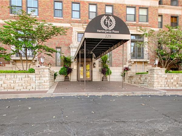 229 Ward Parkway, Unit 401B, Kansas City, MO 64112