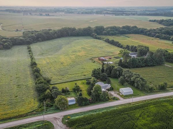 5300 33rd Ave Drive, Center Point, IA 52213
