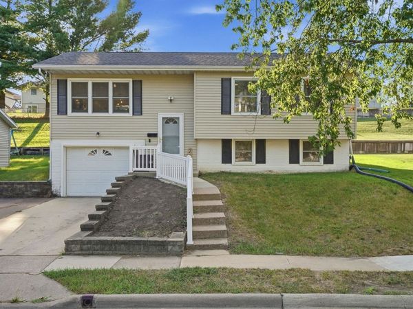 2207 Graham Circle, Dubuque, IA 52002