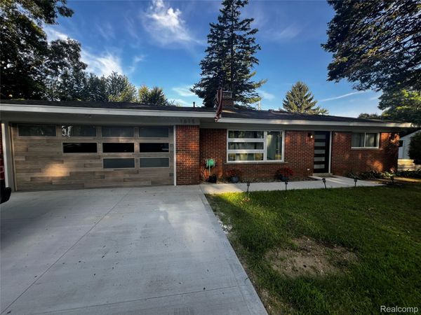 1615 Ladd Road, Wolverine Lake Village, Mi 48390