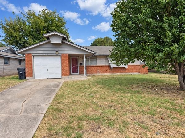 935 SW 2nd Street, Moore, OK 73160