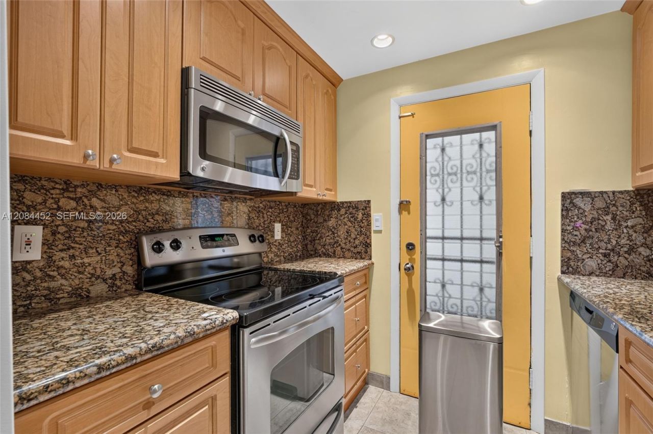 11685 Canal Dr, Unit 303, North Miami, FL 33181 Photo