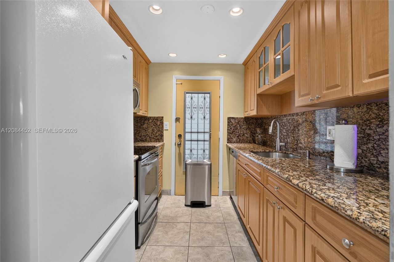 11685 Canal Dr, Unit 303, North Miami, FL 33181 Photo