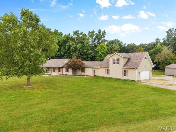 6289 Oak Creek Trail, Mount Olive, IL 62069