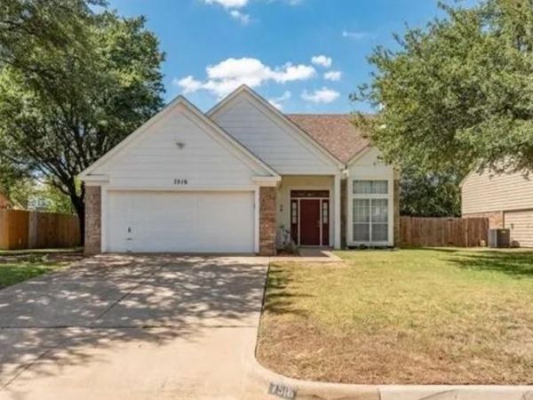 7516 Meadow Creek Drive , Fort Worth, TX 76123