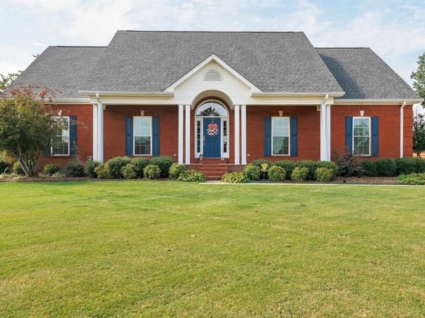 502 Huntington Ln, Muscle Shoals, AL 35661
