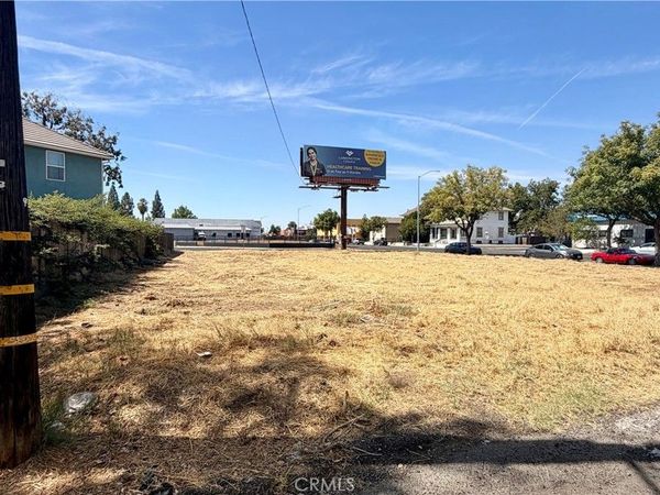 46610332 Divisadero, Fresno, CA 93721