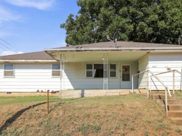 303 N C Street, Yale, OK 74085