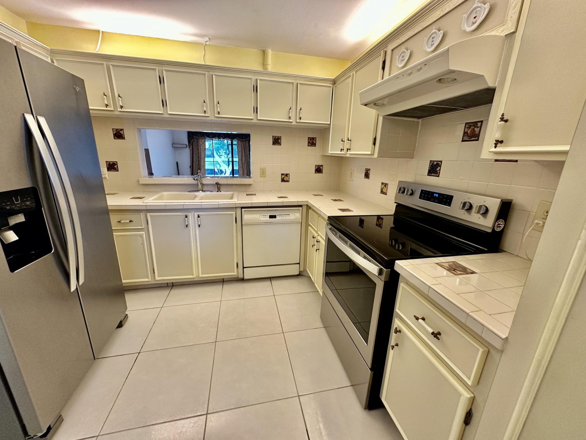 305 Lakeside Court, Sunrise, FL 33326 Photo