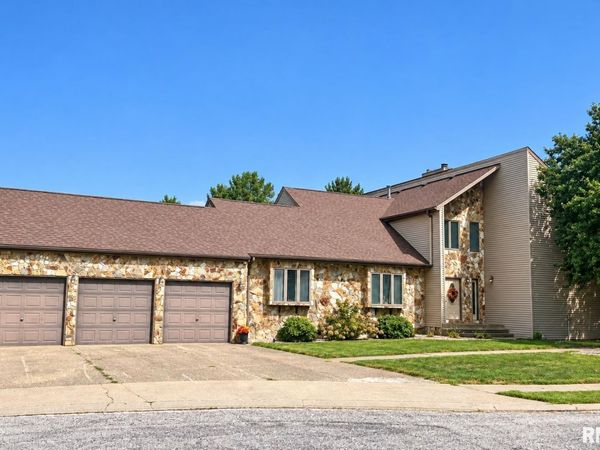 4 MONTEREY Court, Jacksonville, IL 62650