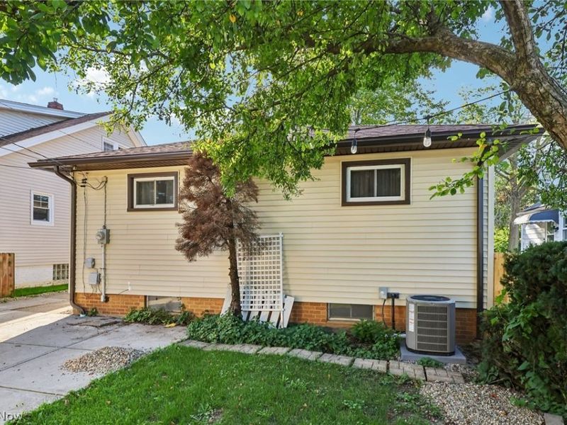 1657 Woodhurst Avenue , Mayfield Heights, OH 44124 Photo 21