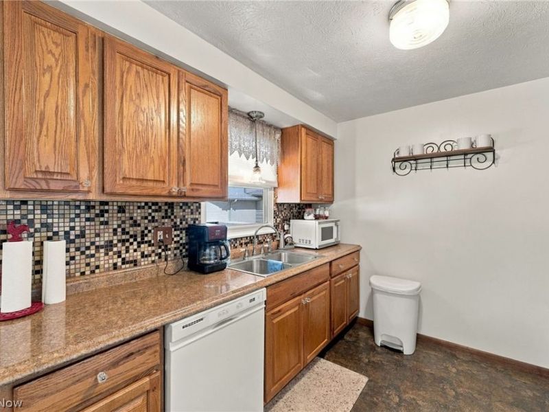 38233 Parkway Boulevard, Willoughby, OH 44094 Photo 8