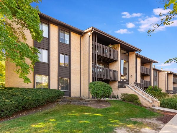 6165 Knoll Wood Court , Unit 302, Willowbrook, IL 60527