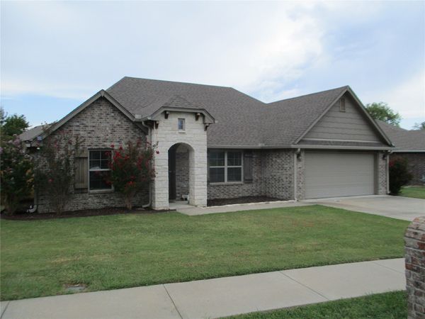 1008 Midway Road , Claremore, OK 74019