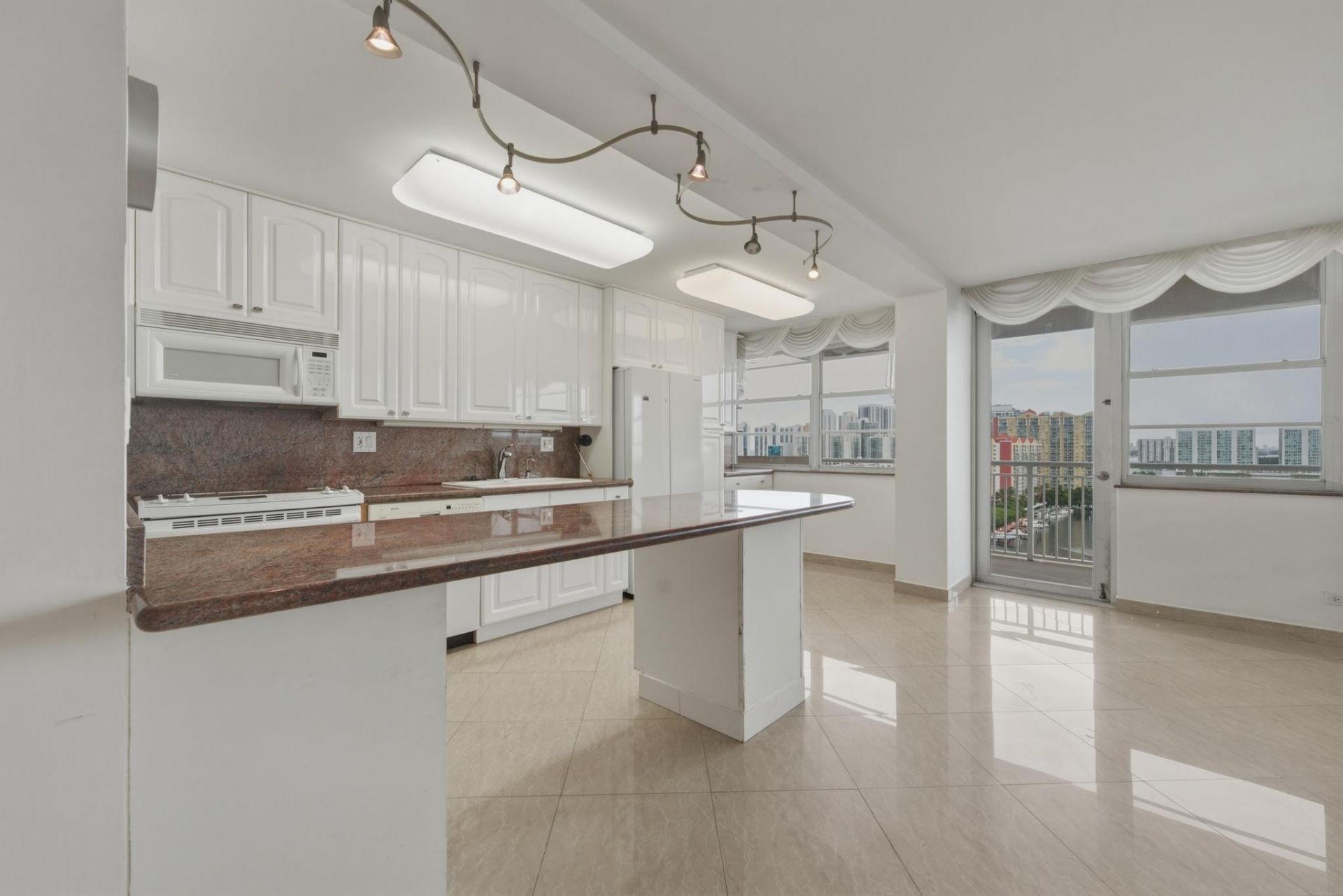 250 174th Street, Unit 1719, Sunny Isles Beach, FL 33160 Photo