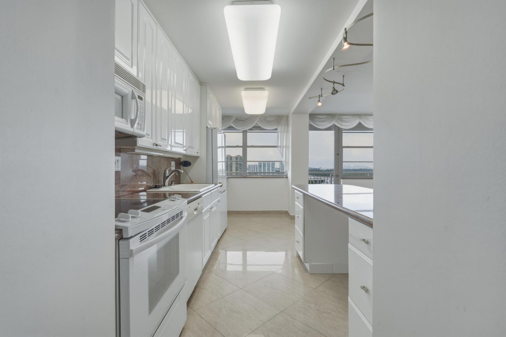 250 174th Street, Unit 1719, Sunny Isles Beach, FL 33160 Photo