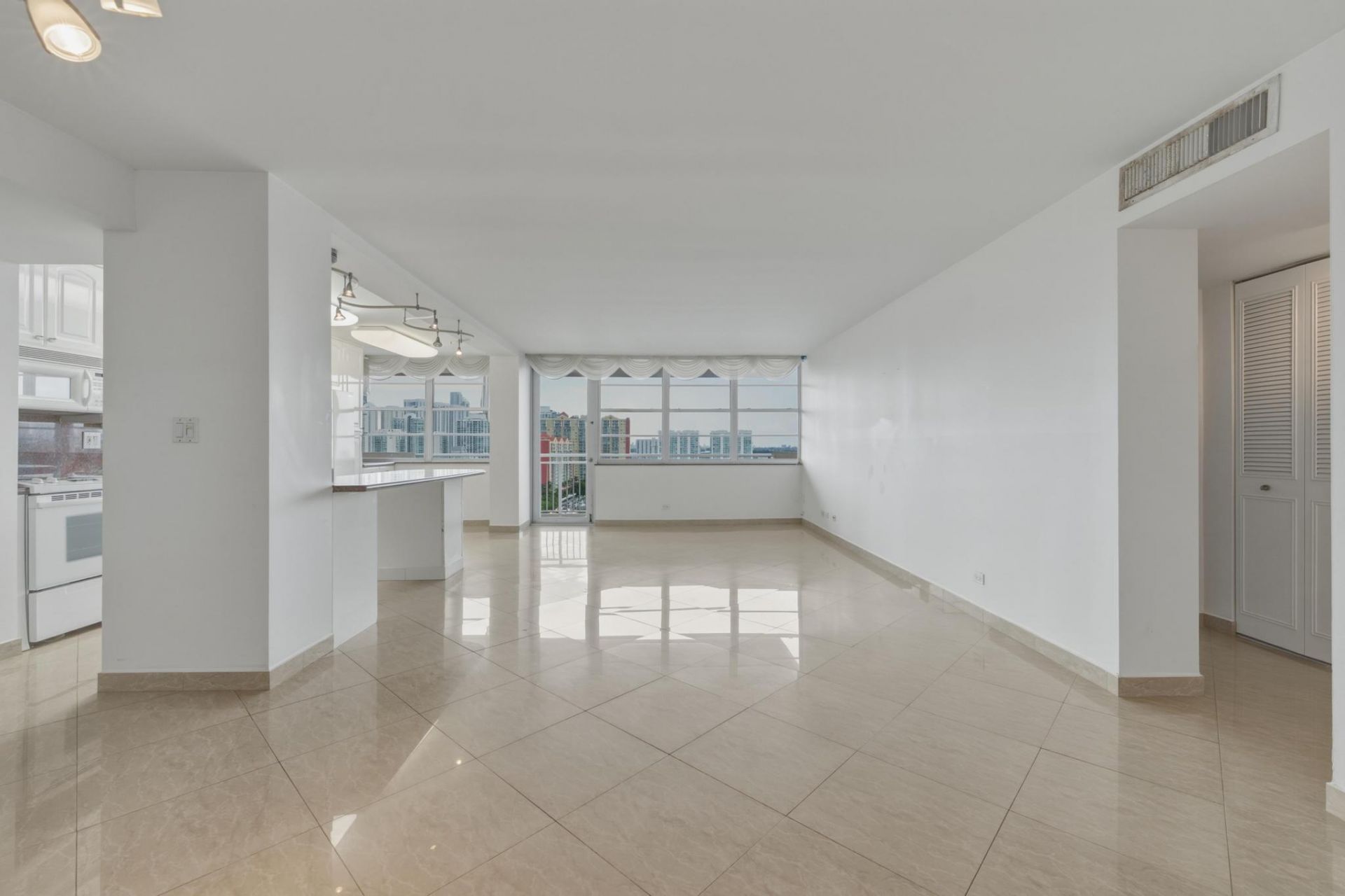 250 174th Street, Unit 1719, Sunny Isles Beach, FL 33160 Photo