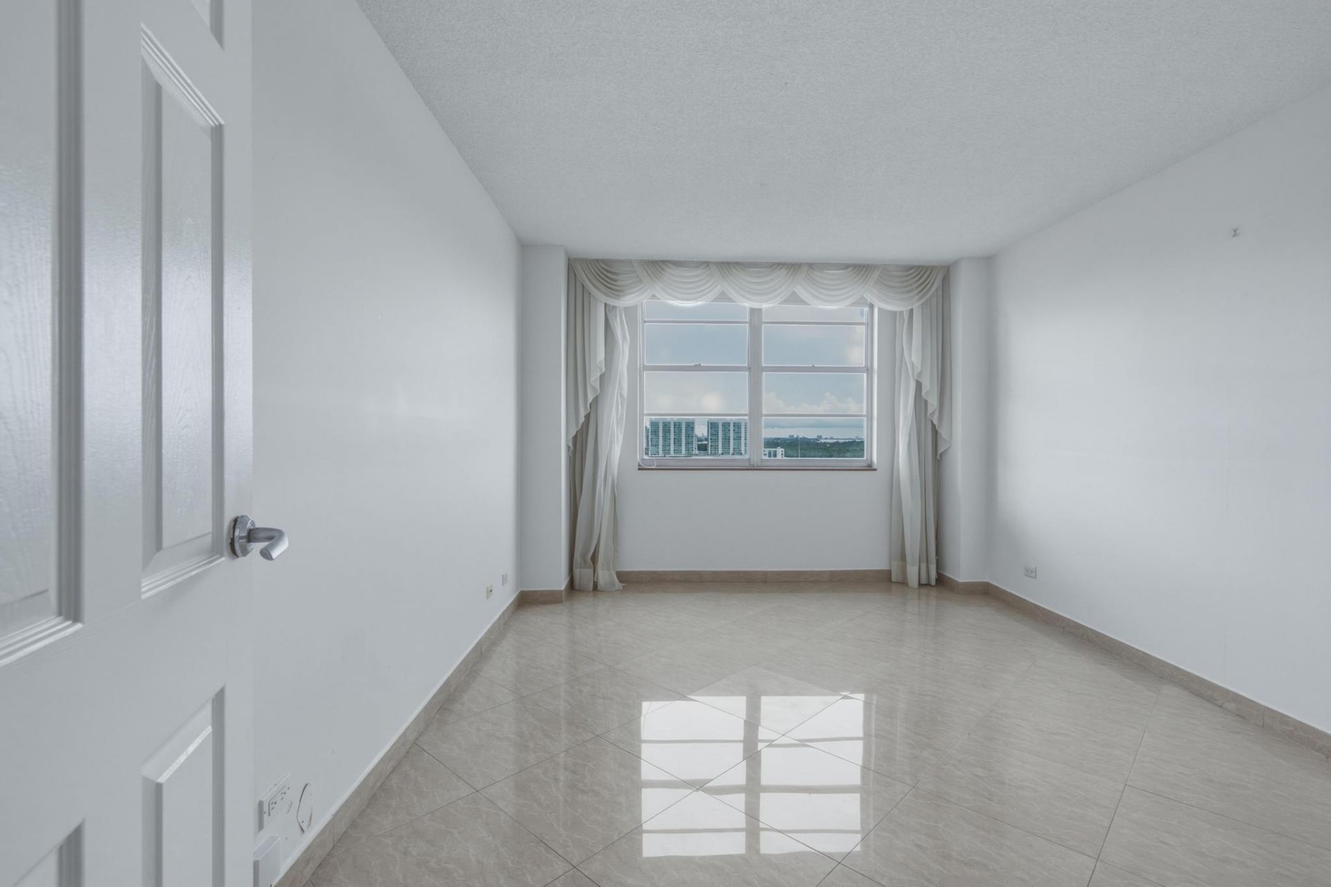 250 174th Street, Unit 1719, Sunny Isles Beach, FL 33160 Photo