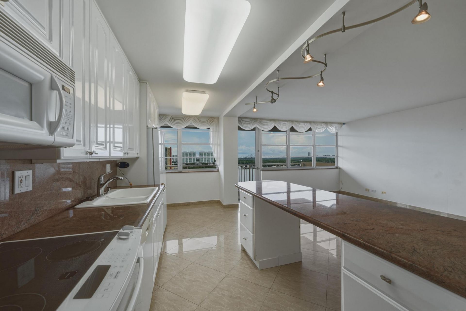 250 174th Street, Unit 1719, Sunny Isles Beach, FL 33160 Photo