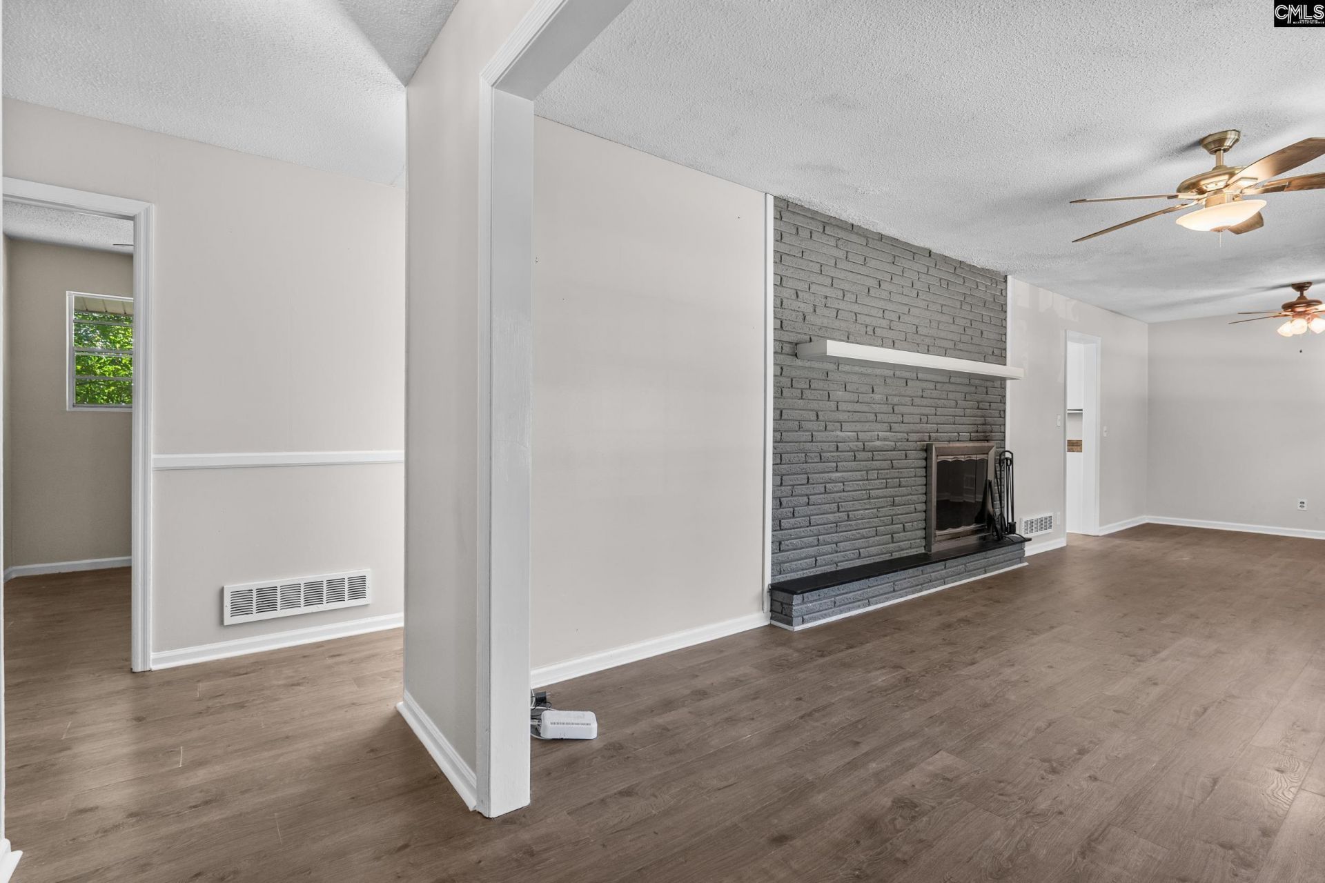 204 Oakwood Drive  Photo 4
