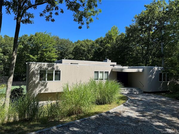 2 Little Court, East Hampton, NY 11937