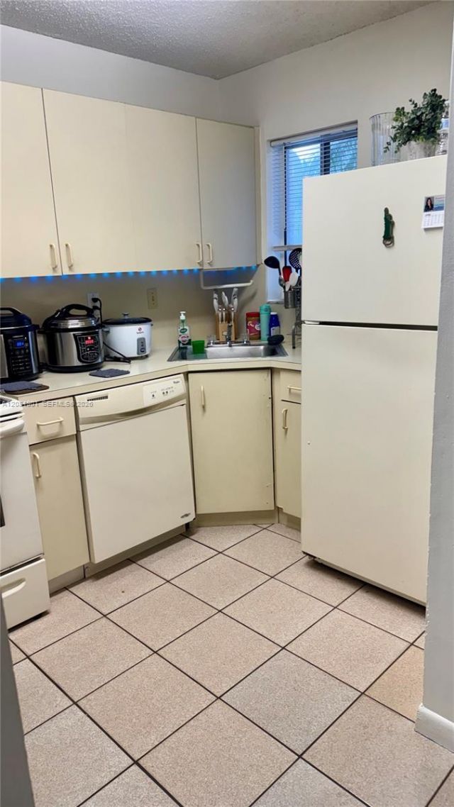 2710 W 76th St , Unit 208, Hialeah, FL 33016 Photo