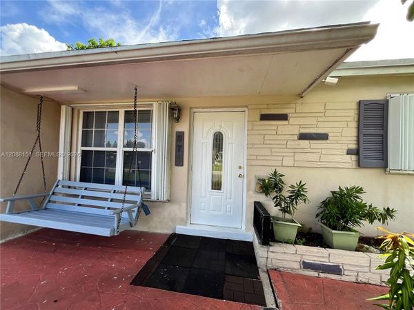 371 SW 67th Ter , Pembroke Pines, FL 33023