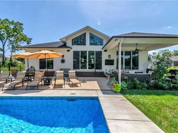 21 Bison Falls Circle, Lake Winnebago, MO 64034