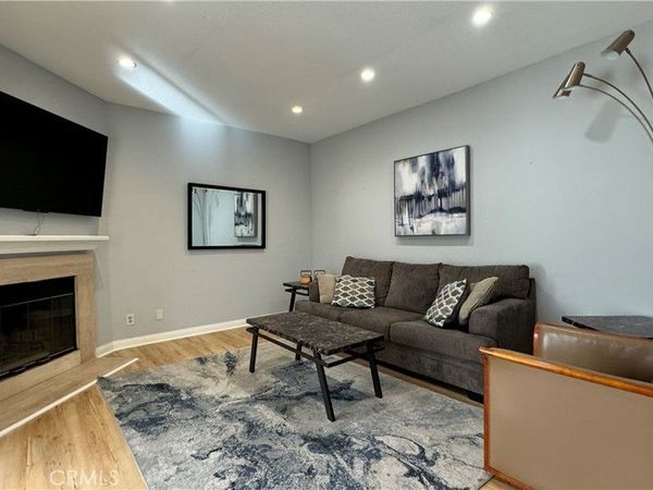 688 Indian Oak Lane, Unit 102, Oak Park, CA 91377