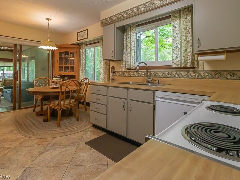 600 Oriole Drive, Roaming Shores, OH 44084 Photo 5
